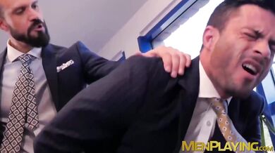 Il giovane stallone prende il cazzo grosso del capo fino in fondo al culo