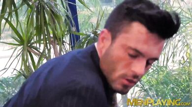 Il giovane stallone prende il cazzo grosso del capo fino in fondo al culo