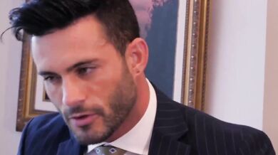 Il giovane stallone prende il cazzo grosso del capo fino in fondo al culo