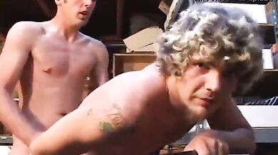 Bocca spalancata: riceve getti di sperma uno dopo l’altro e ingoia tutto