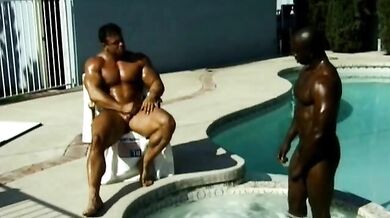 Nero muscoloso spacca il culo bianco all’aperto con cazzo gigantesco