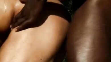 Nero muscoloso spacca il culo bianco all’aperto con cazzo gigantesco