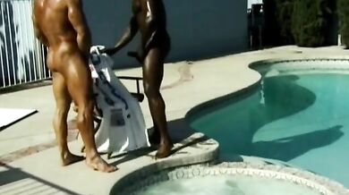 Nero muscoloso spacca il culo bianco all’aperto con cazzo gigantesco