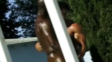 Nero muscoloso spacca il culo bianco all’aperto con cazzo gigantesco