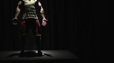 Viaggiatore arrapato si fa riempire gola e culo in ogni città