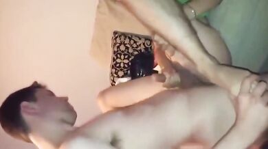 Avventura anale senza preservativo di una coppia di ragazzi