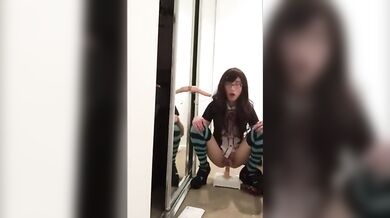 Travestito asiatico gioca con un sex toy