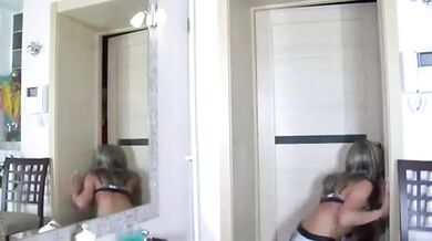 Travestito prende lo strapon da una donna