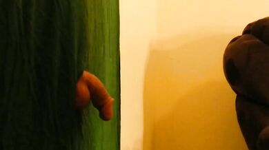 Travestito fa un pompino al Glory Hole e ingoia la sborra