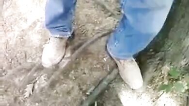 Un ragazzo succhia un lavoratore dal cazzo grosso all'aperto