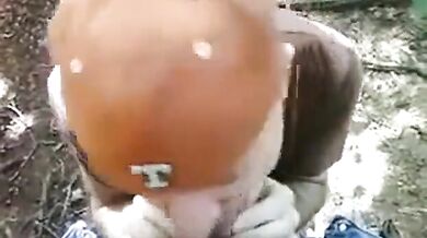 Un ragazzo succhia un lavoratore dal cazzo grosso all'aperto