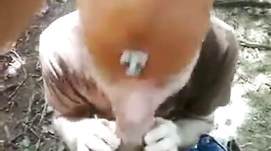 Un ragazzo succhia un lavoratore dal cazzo grosso all'aperto