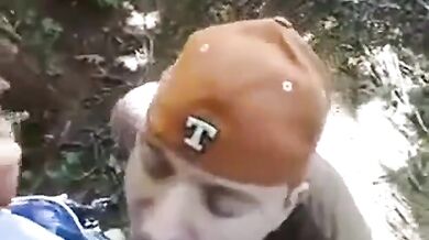 Un ragazzo succhia un lavoratore dal cazzo grosso all'aperto