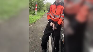 Ragazzo etero operaio piscia in pubblico col pene enorme