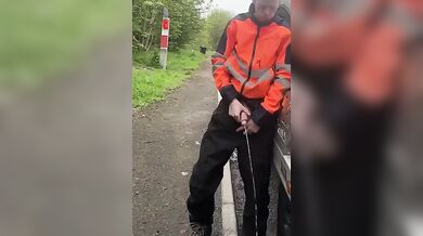 Ragazzo etero operaio piscia in pubblico col pene enorme