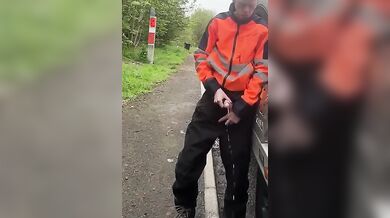 Ragazzo etero operaio piscia in pubblico col pene enorme