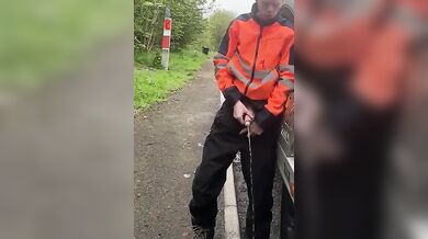 Ragazzo etero operaio piscia in pubblico col pene enorme