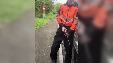 Ragazzo etero operaio piscia in pubblico col pene enorme