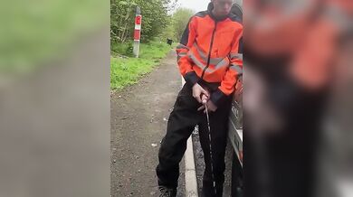 Ragazzo etero operaio piscia in pubblico col pene enorme