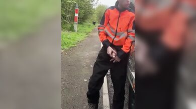 Ragazzo etero operaio piscia in pubblico col pene enorme