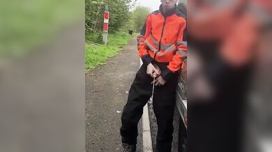 Ragazzo etero operaio piscia in pubblico col pene enorme