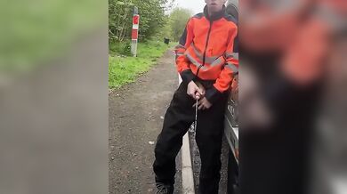 Ragazzo etero operaio piscia in pubblico col pene enorme