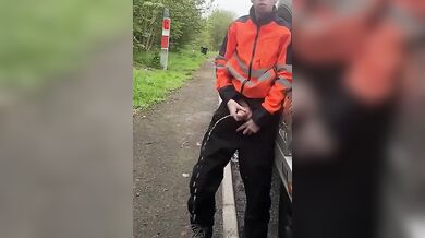 Ragazzo etero operaio piscia in pubblico col pene enorme