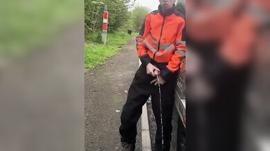 Ragazzo etero operaio piscia in pubblico col pene enorme