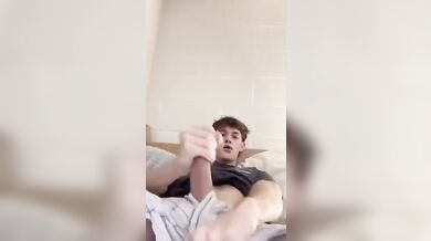 Britannico muscoloso con pene grosso si masturba in webcam