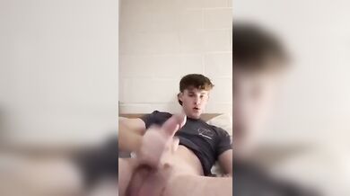 Britannico muscoloso con pene grosso si masturba in webcam