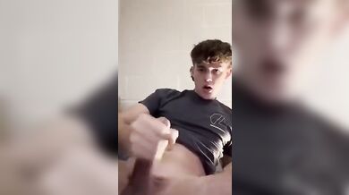 Britannico muscoloso con pene grosso si masturba in webcam