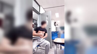 Giovane asiatico si masturba e sborra dentro l’aula