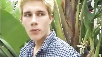 Sesso gay bareback intenso con pompini e penetrazione