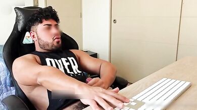 Ragazzo con sborra abbondante si masturba e schizza molto