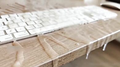 Ragazzo con sborra abbondante si masturba e schizza molto