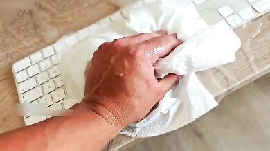 Ragazzo con sborra abbondante si masturba e schizza molto