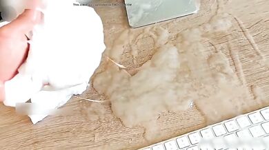 Ragazzo con sborra abbondante si masturba e schizza molto