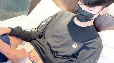 Due asiatici amatoriali scopano bareback con giochi anali