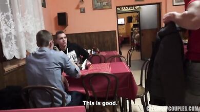 Coppia ceca gay: pompini, anale e bareback con sborrate