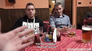 Coppia ceca gay: pompini, anale e bareback con sborrate