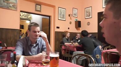 Coppia ceca gay: pompini, anale e bareback con sborrate