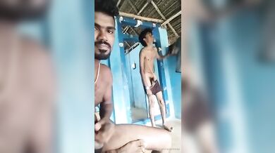 Due ragazzi indiani sesso bareback con giochi anali