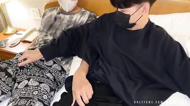 Due asiatici amatoriali si masturbano e giocano col culo