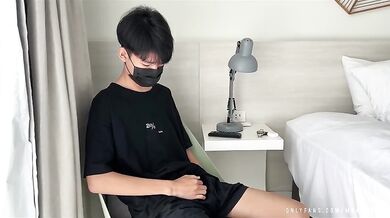 Ragazzo asiatico amatoriale gioca col culo e si sega