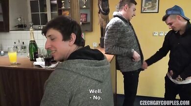 Coppia ceca gay più gruppo: bareback, pompini e sborrate