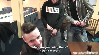 Coppia ceca gay più gruppo: bareback, pompini e sborrate