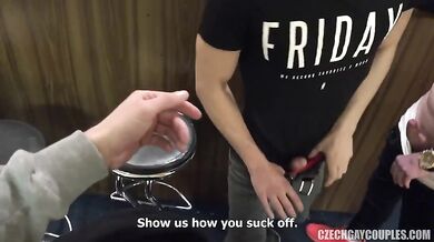 Coppia ceca gay più gruppo: bareback, pompini e sborrate