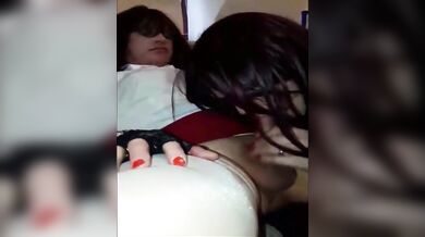 Due femminucce giocano: pompino amatoriale e sega