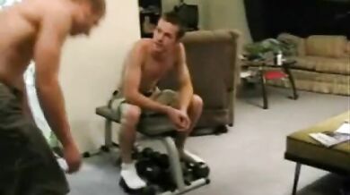 Un grosso cazzo adora i piedi calzati di un dilettante