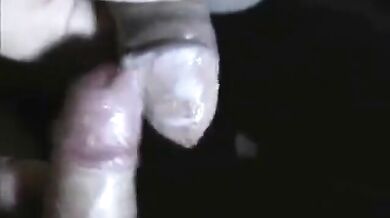 Attracco e sborrata nel prepuzio - Sega amatoriale gay